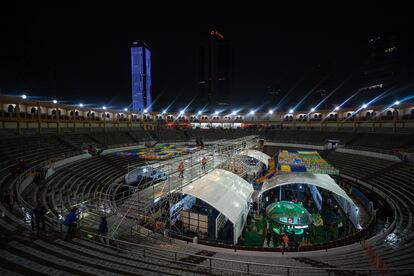 Las obras de 65 artistas están exhibidas en el ruedo de la plaza, donde se han instalado carpas y una estructura para protegerlas.