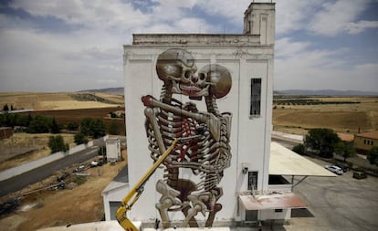 El silo de Porzuna, en Ciudad Real, pintado por el artista urbano Nychos, dentro de la inciativa Titanes, impulsada por la Diputación provincial de Ciudad Real para "recuperar los silos".