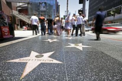 Grupos de turistas en el Paseo de la Fama de Hollywood, en Los Ángeles (California).