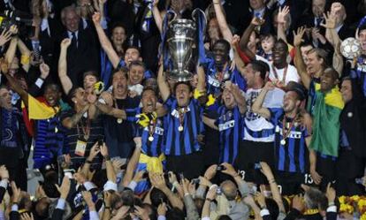 Javier Zanetti, capitán del Inter, levanta la Copa de Europa rodeado de sus compañeros. A la derecha, Mourinho con el balón.