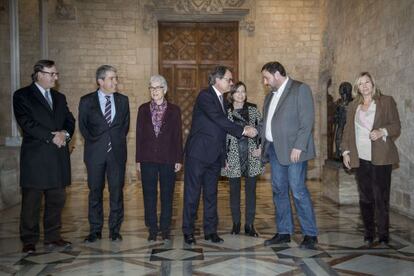 Artur Mas i Oriol Junqueras es donen la mà al Palau de la Generalitat.