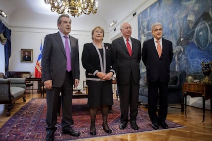 De izquierda a derecha, Eduardo Frei, Michele Bachelet, Ricardo Lagos y Sebasti&aacute;n Pi&ntilde;era, en 2015.