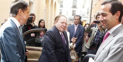 González y Victoria rodean a Adelson en octubre en Madrid.