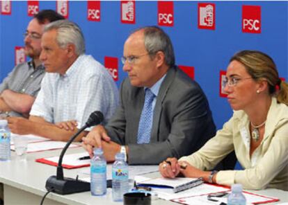 José Montilla, entre Isidre Molas y Carme Chacón, durante la reunión de diputados y senadores del PSC.