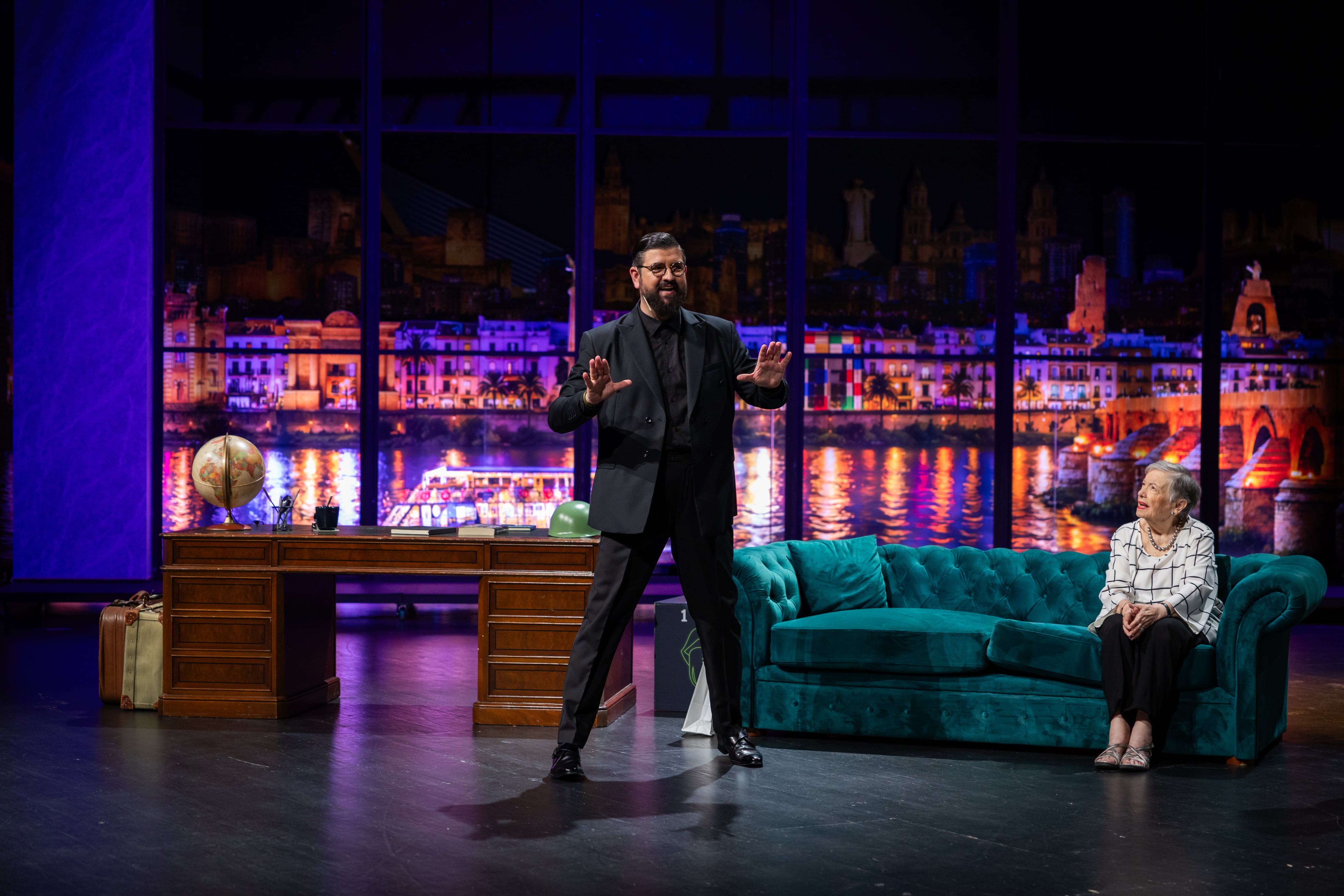 Manu Sánchez, con María Galiana, durante la presentación del programa en Sevilla.