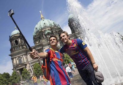 Seguidores del barça ante la catedral de Berlín