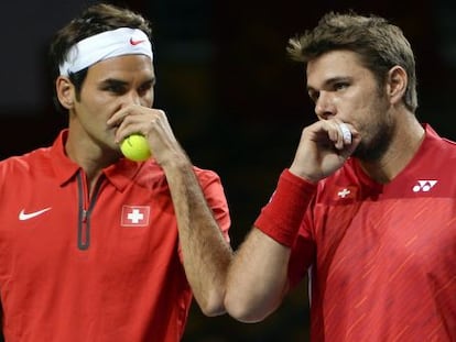 Federer y Wawrinka durante el partido de dobles ante Kazajstán