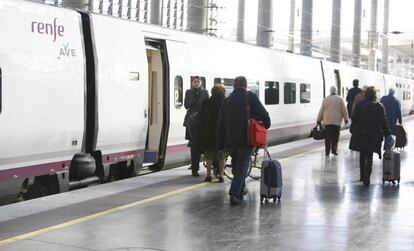 Un grupo de clientes accede a un AVE de Renfe