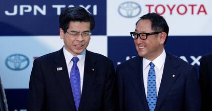El presidente de Toyota, Akio Toyoda (derecha), con el ministro japonés de Transporte, ayer en Tokio.