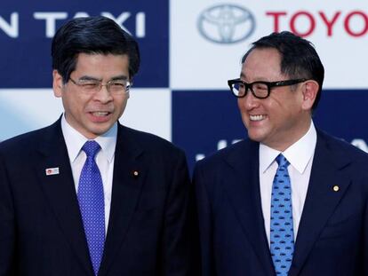 El presidente de Toyota, Akio Toyoda (derecha), con el ministro japon&eacute;s de Transporte, ayer en Tokio.
