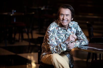 Raphael, en la cafetería del Teatro de la Zarzuela, este jueves.
