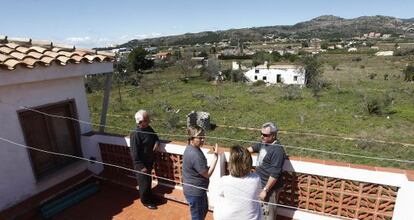 Vecinos afectados por el PAI Mestrets de Castellón contemplan los terrenos que iban a ser urbanizados.