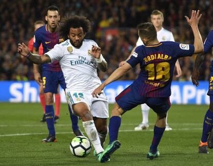 Jordi Alba le hace una entrada a Marcelo dentro del área azulgrana.