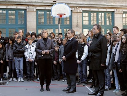 Nicolas Sarkozy guarda un minuto de silencio en una escuela de Par&iacute;s. 