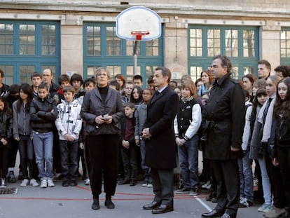 Nicolas Sarkozy guarda un minuto de silencio en una escuela de París.