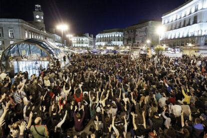 Asistentes a la asamblea de anoche en Sol, que acogió un intenso debate sobre la pertinencia de "reestructurar" el campamento.