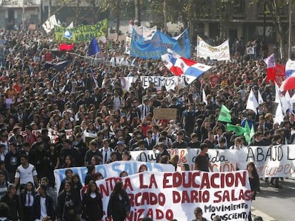 Estudiantes se manifiestan por su educación en Chile.