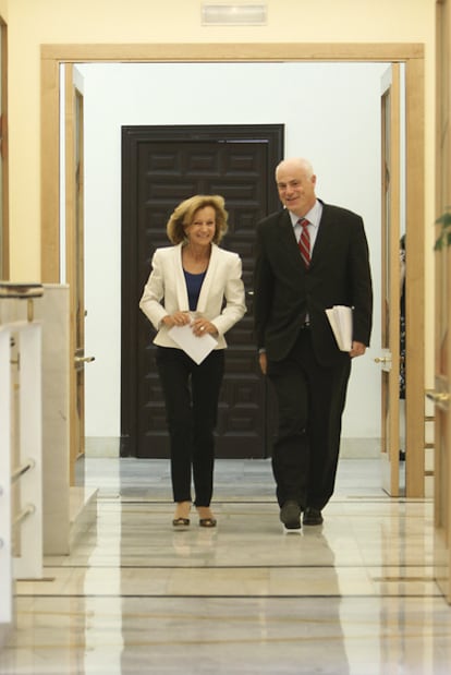 Salgado camina junto al secretario de Estado de Economía, José Manuel Campa.