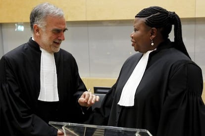 El que fuera fiscal de la Corte Penal Internacional (CPI) Luis Moreno-Ocampo (izda) conversa con su sucesora, la gambiana Fatou Bensouda (dcha), durante la toma posesión en la CPI en La Haya (Holanda) hoy.