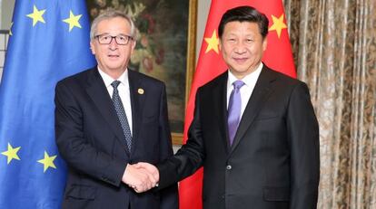 El presidente chino Xi Jingping y el presidente de la Comisión Europea, Jean Claude Juncker, en la reunión del G20 en Australia.