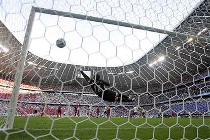 El balón lanzado por Frings entra por la escuadra de la portería costarricense, suponiendo el cuarto  gol de Alemania.