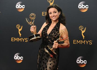 La actriz Julia Louis-Dreyfus recibió su quinto Emmy consecutivo a la mejor actriz cómica por la serie “Veep”