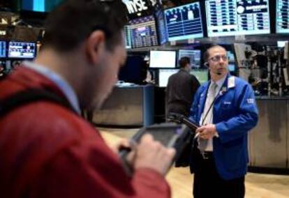 El ndice Dow Jones de Industriales sumaba una hora despus del inicio de la sesin 38,95 puntos para colocarse en las 12.990,73 unidades. EFE/Archivo