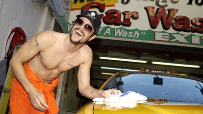 Johnny Knoxville, estrella de 'Jackass', durante un acto promocional de 'Jackass: la película" en un lavadero de coches de Nueva York en 2002.