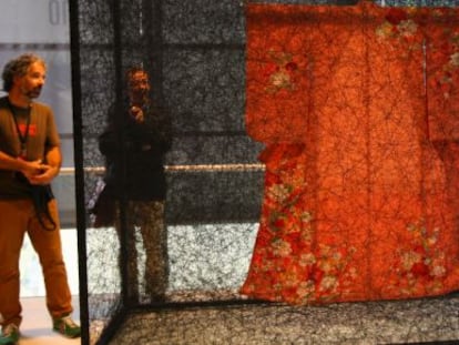 'State of being. Kimono dress', de Chiharu Shiota, en el Museo de Bellas Artes de Bilbao. 