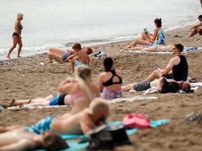 Numerosas personas disfrutan del tiempo estable y soleado en la playa de La Malagueta de Málaga, este miércoles.