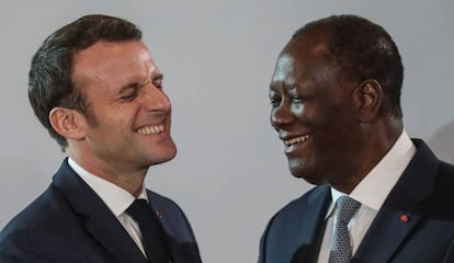 El presidente francés, Emmanuel Macron, junto a su homólogo de Costa de Marfil, Alassane Ouattara, el 21 e diciembre den Abiyán.