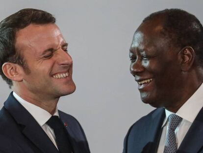 El presidente francés, Emmanuel Macron, junto a su homólogo de Costa de Marfil, Alassane Ouattara, el 21 e diciembre den Abiyán.