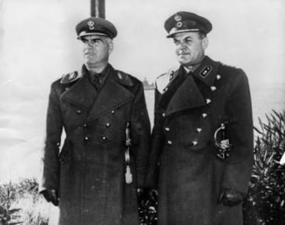 Stylianós Patakós (izquierda) junto a Yorgos Papadópulos en diciembre de 1967.