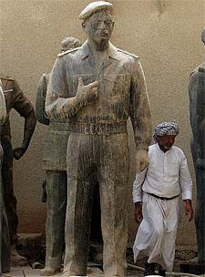 Un vigilante recorre una fábrica de estatuas militares en Bagdad.