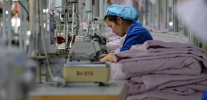 Una trabajadora cose en una empresa de Binzhou, en la provincia de Shandong (China), ropa que será exportada a Estados Unidos. 