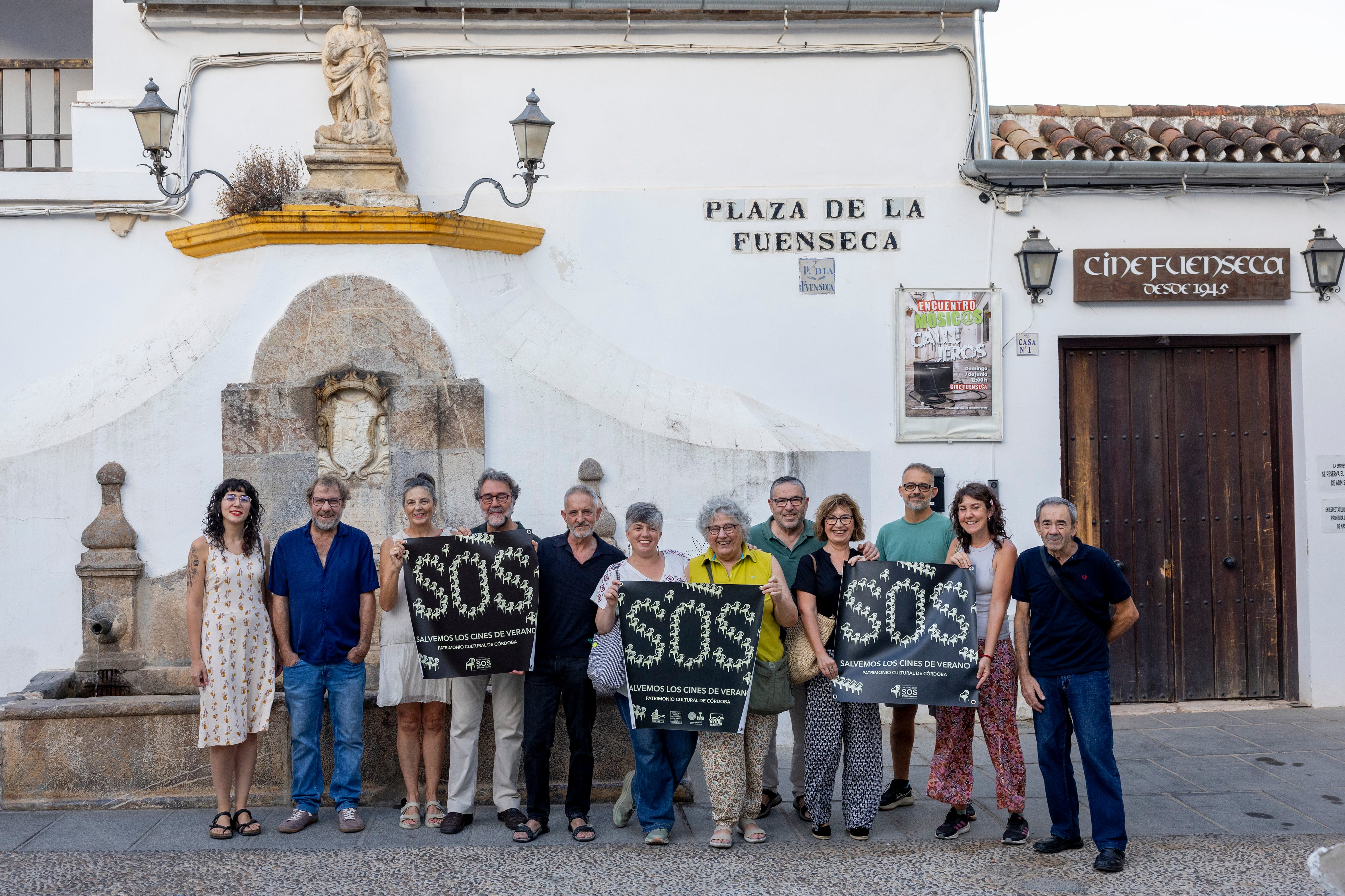 Miembros de la coorodinadora SOS salvemos los cines de Verano, en la puerta del cine de verano Fuenseca, cerrado este año.