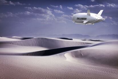 Vista del Airlander 10 en su primer vuelo.