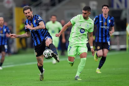 Ferran Torres y Francesco Acerbi luchan por el balón.