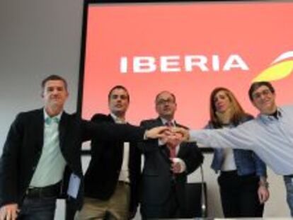 El presidente del Sindicato de Tripulantes de Cabina (Sitcpla), Antonio Escobar; Jos&eacute; Luis S&aacute;nchez Garcia de la Vera (CCOO); el presidente ejecutivo de Iberia, Luis Gallego; la secretaria general de UGT Vuelo, Soledad V&aacute;zquez, y Miguel C&oacute;rdoba (CTA Vuelo), cuando firmaron el convenio de TCPs el pasado mes de febrero.