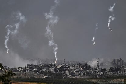 Bengalas lanzadas por el ejército de Israel en el norte de la franja de Gaza, en una imagen tomada desde la ciudad israelí de Sderot.