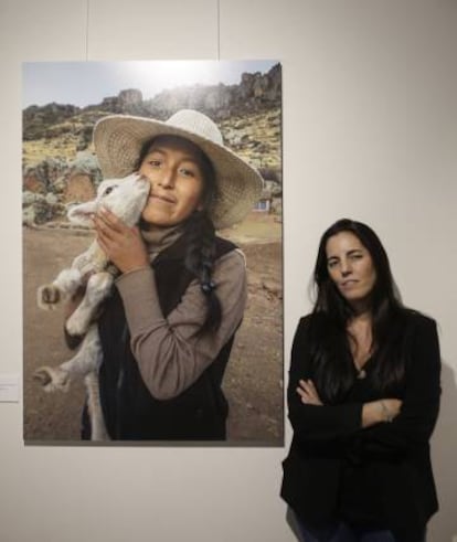 Morgana Vargas Llosa, ayer junto a una de sus fotografías.