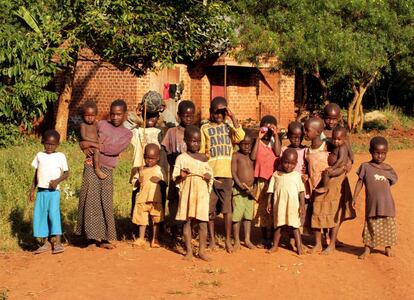 Todos van a la misma clase. La falta de recursos económicos de las familias para costear un transporte al pueblo más cercano y la necesidad de más docentes reflejan una realidad complicada. Sin embargo, el aprendizaje que se llevan rodeados de sus familias y de la propia naturaleza es una de las riquezas rurales de esta región de Uganda.