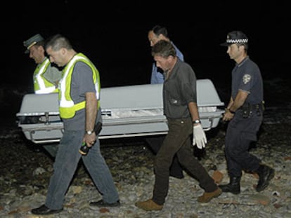 Agentes de la Guardia Civil trasladan el cuerpo del subsahariano hallado muerto en Ceuta.