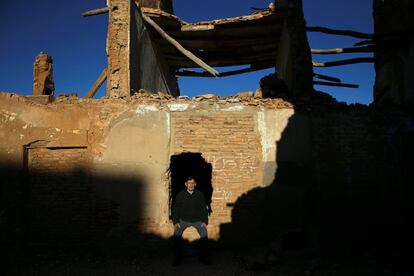 Tomás Ortín de 94 y superviviente de la batalla de Belchite posa junto a las ruinas de los que fue su casa.