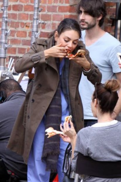 A Mila Kunis se le cae la punta de la pizza, señal de que algo falla en la masa.