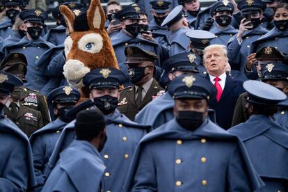El presidente de Estados Unidos, Donald Trump, se une a los cadetes de West Point, durante el partido de fútbol americano entre el Ejército y la Marina, en el estadio Michie de Nueva York.