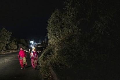 La tensión está lejos de amainar en Lesbos. La policía dispersó por la mañana con gases lacrimógenos una protesta en la que varios centenares de refugiados pedían soluciones a su situación. Sin suficiente comida y agua, duermen a la intemperie en campos y arcenes de las carreteras. Y se oponen a la construcción de un nuevo campamento que prepara el Gobierno heleno. En la imagen, una pareja de mujeres camina cerca del campamento de Moria (Lesbos).