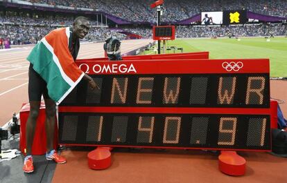 El keniano David Rudisha señala el nuevo récord mundial.