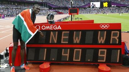 El keniano David Rudisha señala el nuevo récord mundial.