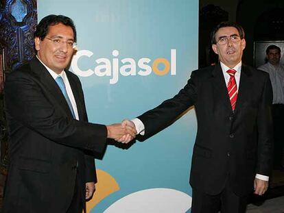 Antonio Pulido, presidente de El Monte, y Luis Navarrete, presidente de Caja San Fernando, se daban la mano ayer en Sevilla frente a un cartel de Cajasol.